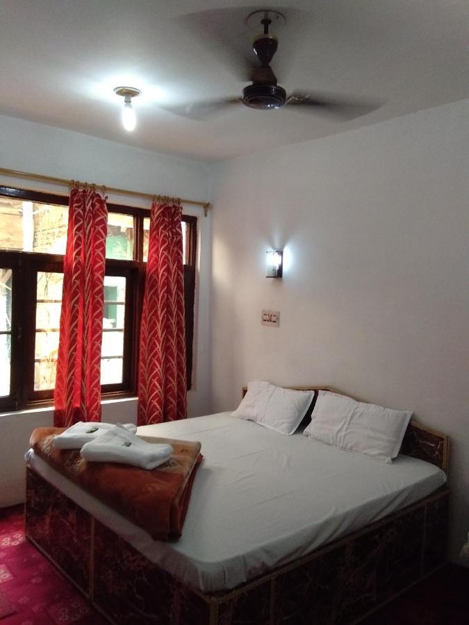 Howrah Guest House Srīnagar Esterno foto