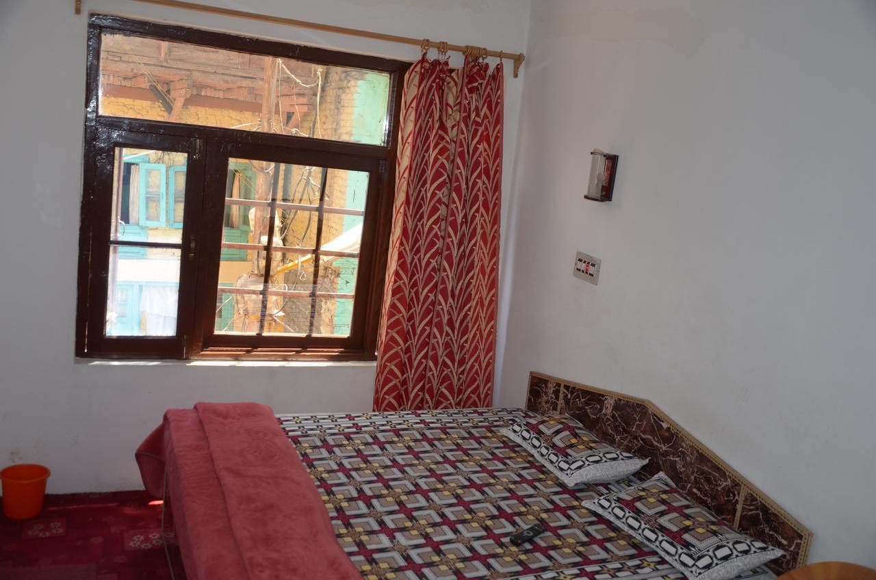 Howrah Guest House Srīnagar Esterno foto