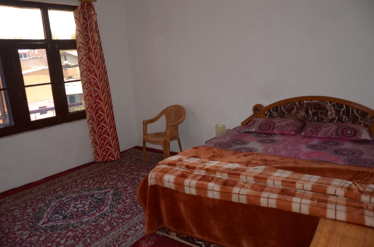 Howrah Guest House Srīnagar Esterno foto