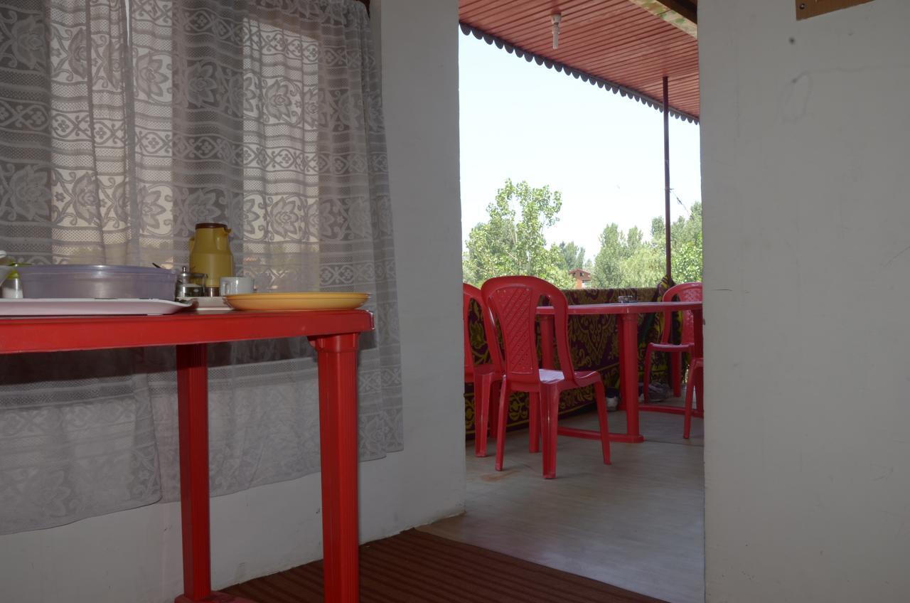 Howrah Guest House Srīnagar Esterno foto