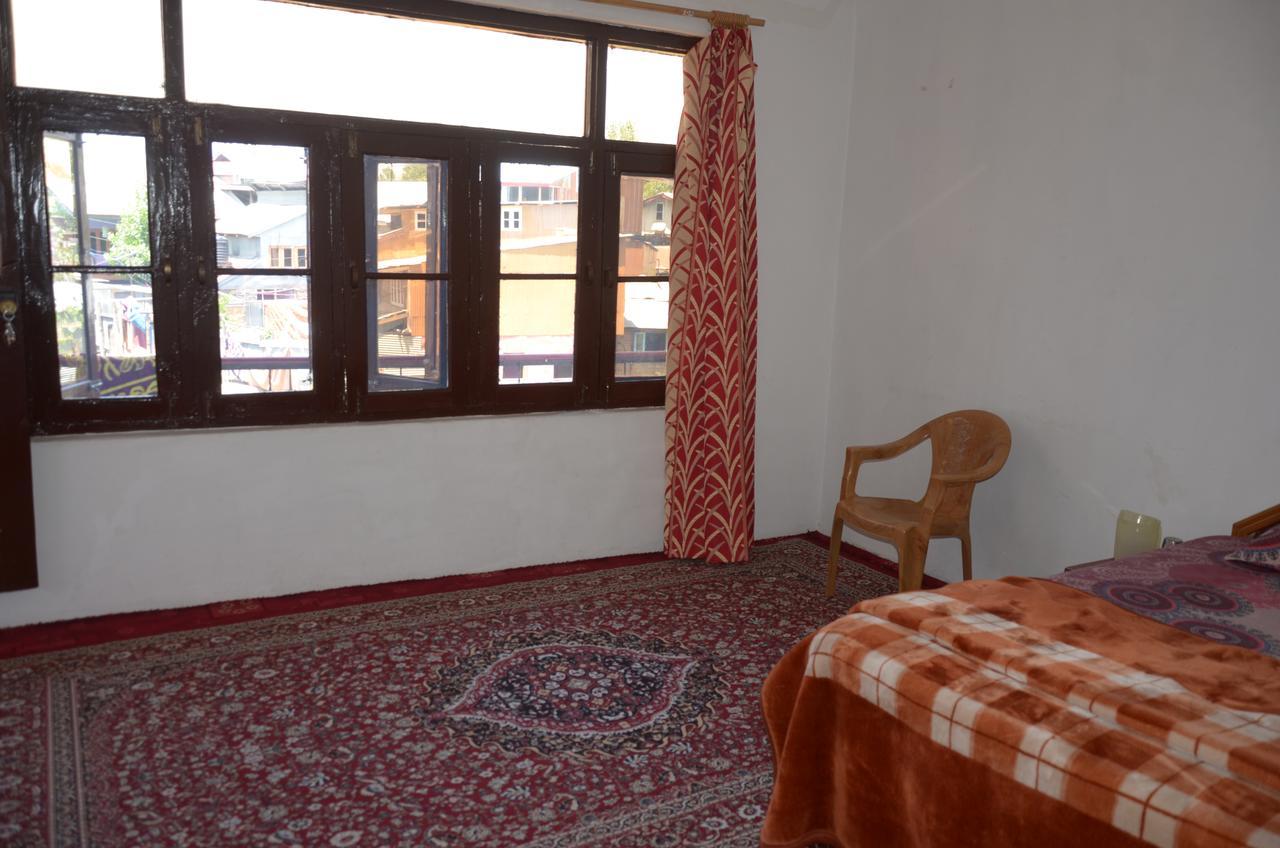 Howrah Guest House Srīnagar Esterno foto